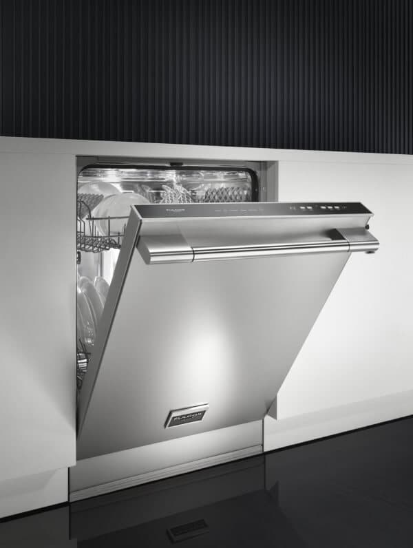 Satori – Product photo of an open Fulgor stainless steel built-in dishwasher with dishes loaded inside.